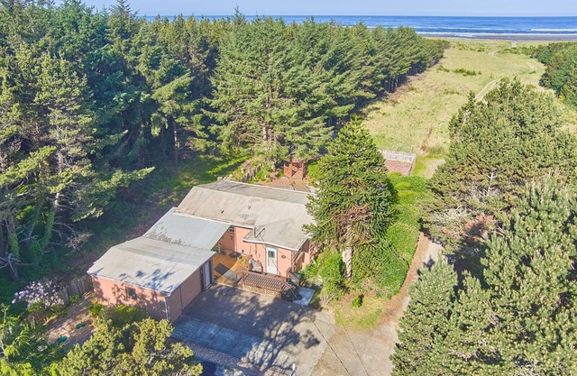 NEW! Steps To Beach, Dog Ok, Firepit, Near town (Garden)