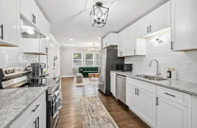 NEW Stunning ATL Hideaway 0.7 miles from Airport