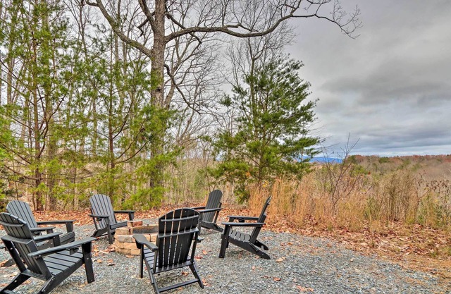 Talking Rock Cabin w/ Fire Pit & Mtn Views!
