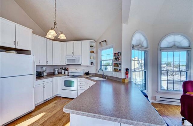 Spectacular Home w/Ocean Views, 5 Decks. Steps to Beach!