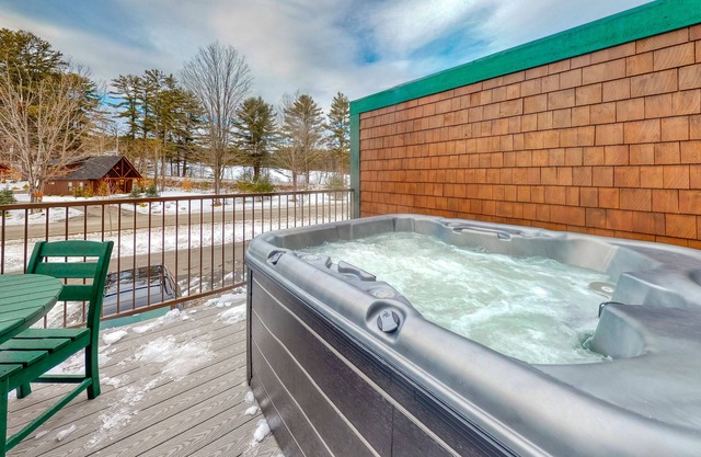 New townhome w/ private hot tub, game room, AC & fireplace - steps to Cranmore