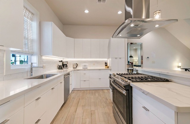 New Townhouse with 2 Balconies