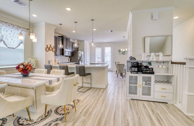 New! Upscale Gateway, 15 min to NRG stadium , Downtown Houston and Med center.