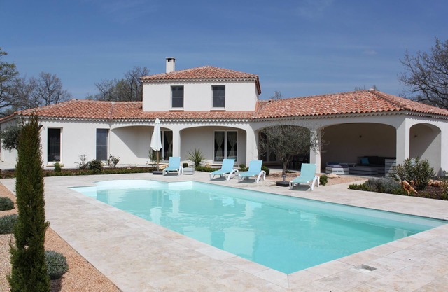 Nueva villa con piscina en una parcela de 2300 m² en el corazón de la Provenza.