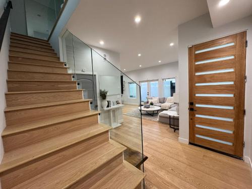 Newly constructed 2 bedroom by La Cienega Plaza with parking, modern kitchen, washer dryer and very central to attractions