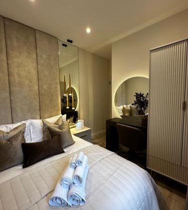 Newly Refurbished 2 Bed Apartment - Central Location