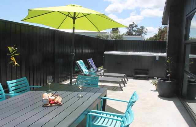Newly refurbished sleeps 10 in exclusive Pinot Grove, Martinborough plunge pool