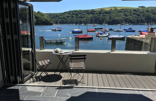 Propiedad recientemente renovada, impresionante frente al mar con amarre en marcha, Fowey.