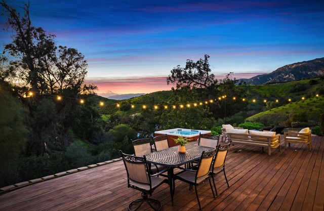 NEWLY Remodeled 3 BD Stunning Views with Jacuzzi and Deck!