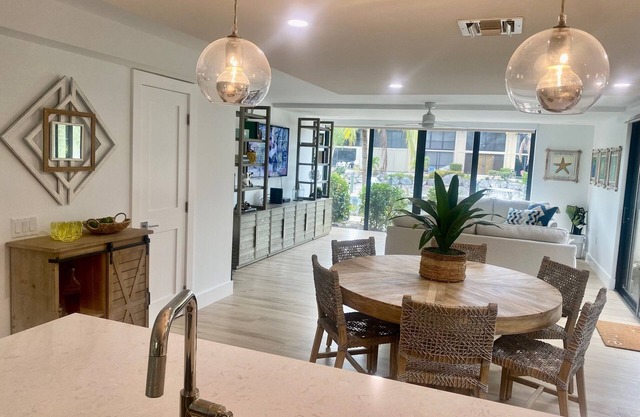 Newly Remodeled Townhouse in Buttonwood Bay