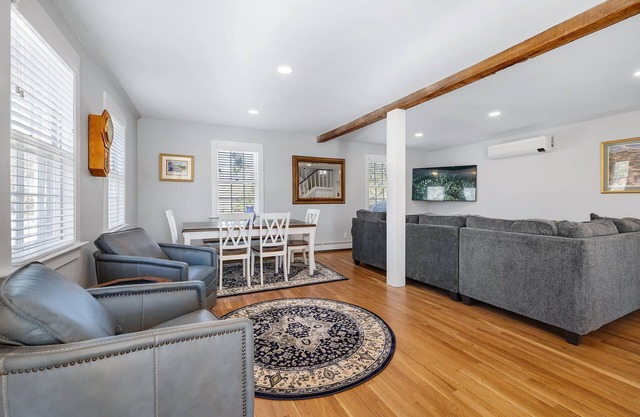 Newly remodeled 3BR+ overlooking cranberry bog. 11mins to beach. Sleeps 8