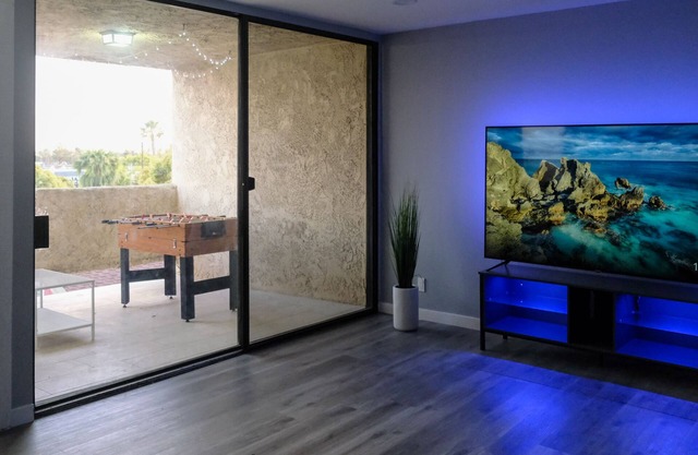 Newly Remodeled Walkable & Spacious Condo near Colleges & Restaurants w/ Views