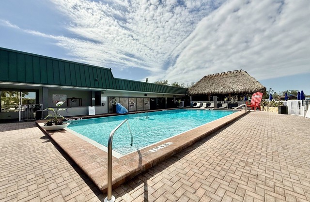 !NEWLY REMODELED!WATER FRONT CONDO-POOL/GYM/BOAT RENTALS/WI-FI/LAUNDRY FACILITY!