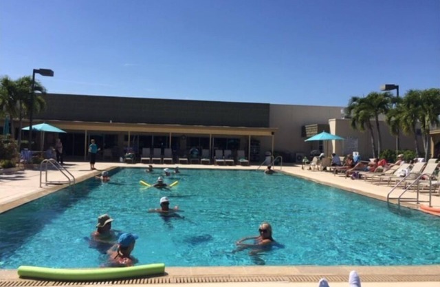 Newly renovated 2bed 2 bath. 1.5 mile to all 3 beautiful beaches. Sleeps 5.