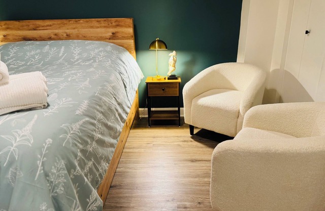 Newly Renovated 2BR Unit Near DePaul University