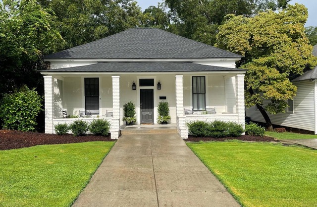 Newly renovated 3 bedroom 5 points house/short walk to UGA stadium