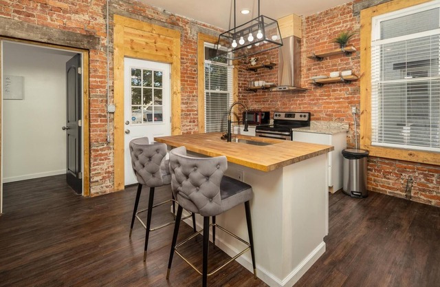 Newly Renovated Olde Town East 1 BD Apartment