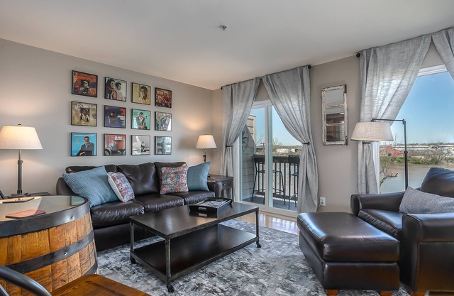 Condominio tranquilo frente al río en el último piso con estacionamiento gratuito y fácil paseo a Broadway