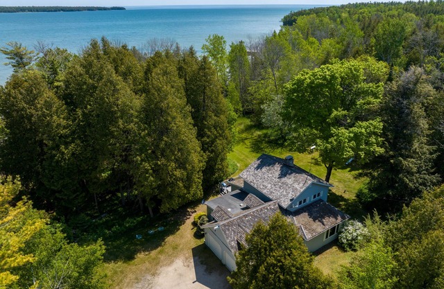 ¡Recién renovado con más de 250 pies de Shoreline!