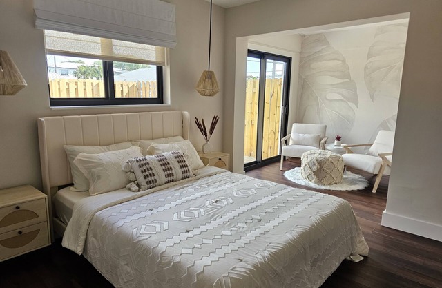 Newly-Renovated, Designer Apt Close to the Beach