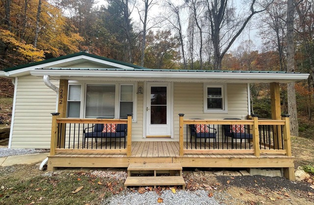 Newly renovated charming & cozy private country getaway - Hendersonville