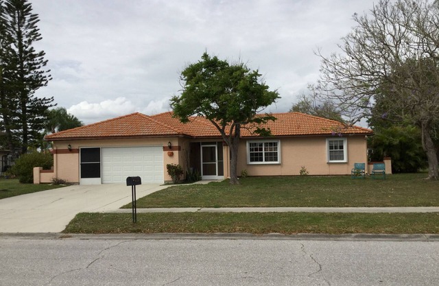 Casa recientemente renovada con vista al lago en un vecindario tranquilo cerca de la playa