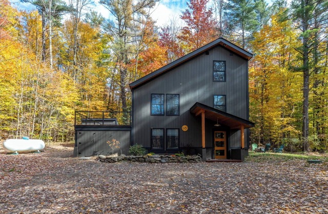 Newly Renovated Vermont Chic home in Stowe Hollow 3 Mins to Town With HOT TUB!!