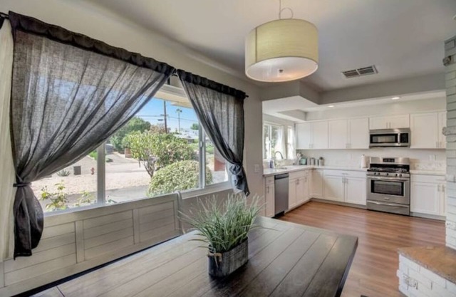 Next to Safari / Hollywood Driveway / Backyard Oasis