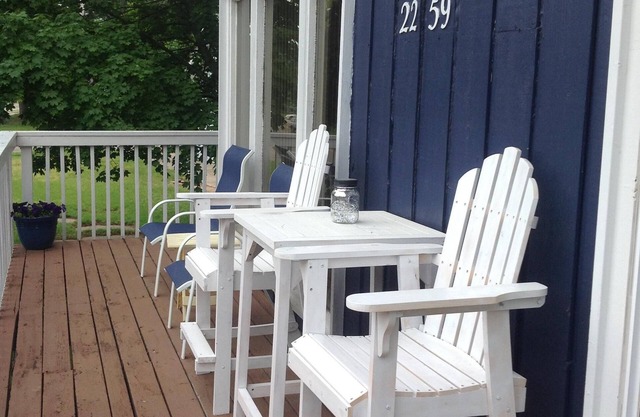 Justo al lado de la playa de Holland State Park y la tienda general