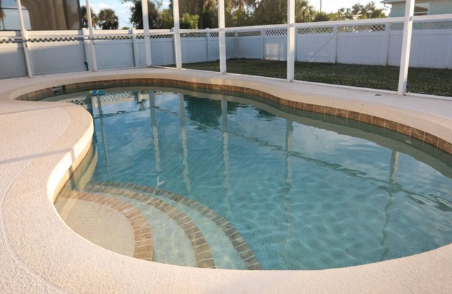 Family & Pet Spa-Like Stay Heated Pool & Steam Shower , King Bed, 12 min beach!