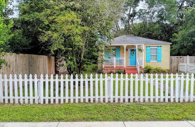 Halloween family getaway: hidden gem/jacuzzi tub/pet friendly/.Mins. from NAS