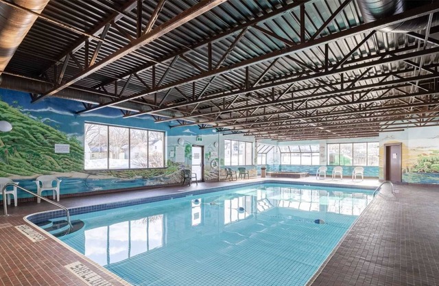 Niagara River Hotel with Pool- 4 Bedrooms Group