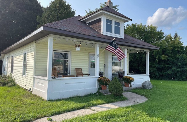 Nibi House - In Town 3BR Home w/ Fire Pit, Large Driveway & Pet-Friendly