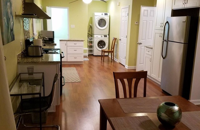 ¡Bonita casa de huéspedes / apartamento de 1 habitación, 1 1/2 baño para su disfrute!