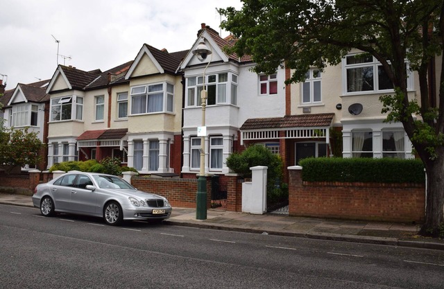 Nice 3 Bedroom Apartment - Ealing - 7 minute walk to Tube station
