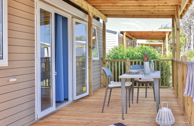 Nice and welcoming mobile home located near the beach with air conditioning of approximately 24 m2 composed of a living room, kitchenette with gas stove, fridge with freezer, pots and pans.A bedroom with a double bed and another bedroom with two single b