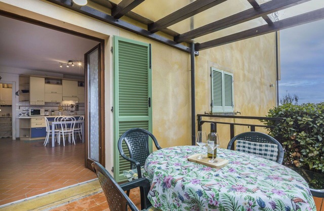 Hermoso apartamento para 2 personas con WIFI, A/C, piscina, TV, patio y mascotas permitida