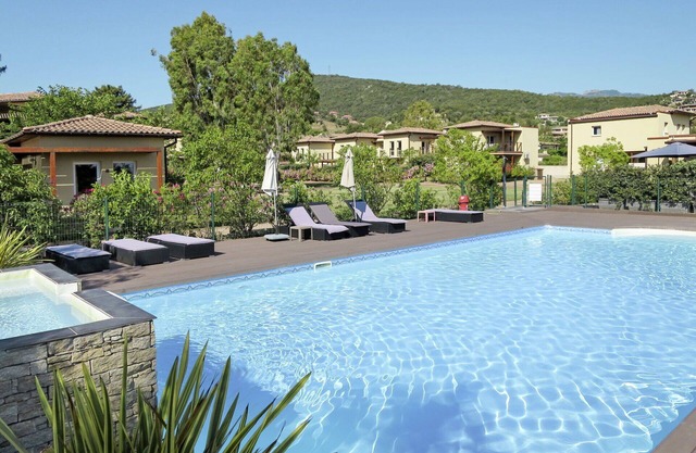 Bonito apartamento con WIFI, A/C, piscina, TV, terraza, mascotas permitida y aparcamiento