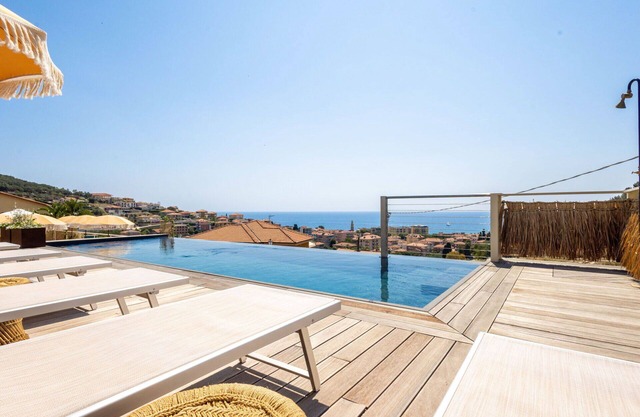 Acogedor apartamento para 4 personas con WIFI, A/C, piscina, TV y patio