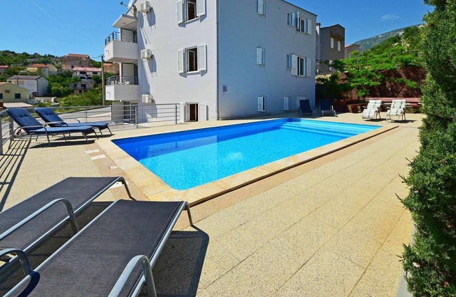 Precioso apartamento con piscina, WIFI, A/C, TV, terraza, mascotas permitida y aparcamiento