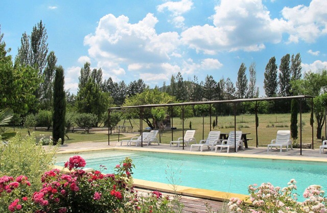 Bonito apartamento en villa con piscina, WIFI, patio, mascotas permitida y vista panorámica