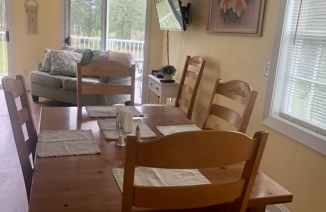 Nice apartment with golf course view in prestigious Brunswick Golf. Fits 4.