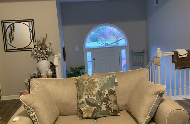 Nice clean spacious bedroom close to restaurant,bars,airport, downtown Atlanta