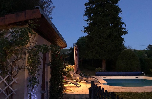 Hermosa casa de piedra con piscina en el corazón de una encantadora aldea Périg