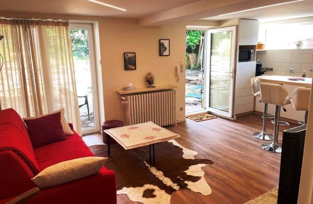 Nice flat in villa, quiet 10mn from the center, streetcar 100m, free parking.