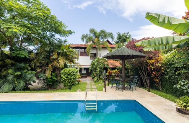 Hermosa casa de excelente nivel y confort, con piscina, barbacoa y jardín.