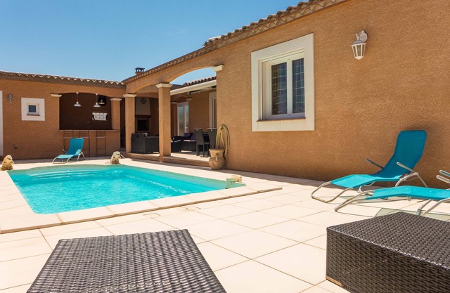Hermosa casa con piscina privada en encantador pueblo cruzado por el canal
