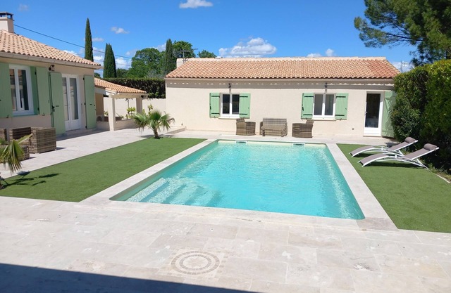 Nice little cottage for 2 people, air conditioning, terrace, parking and shared swimming pool.