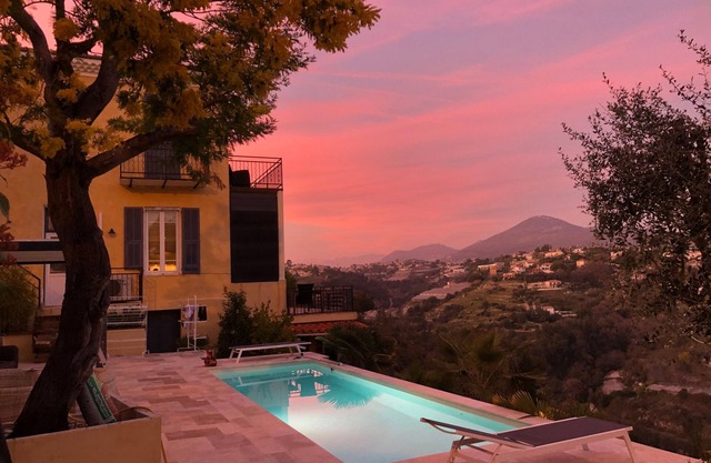 Nice villa, beautiful mountain and sea views, private heated pool. Parking