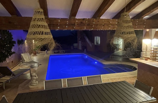 Bonita villa con piscina, vistas al mar, cerca del centro y de las playas,